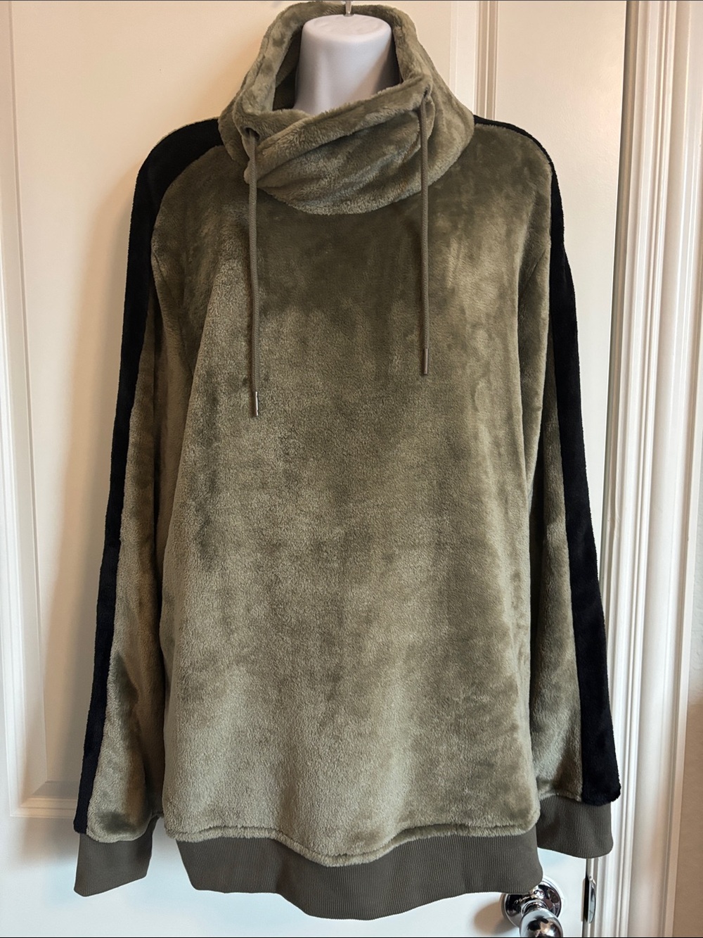 INC Int’l Olive Green Plush Fleece Pullover with Black Sleeve Panels XL #166SW